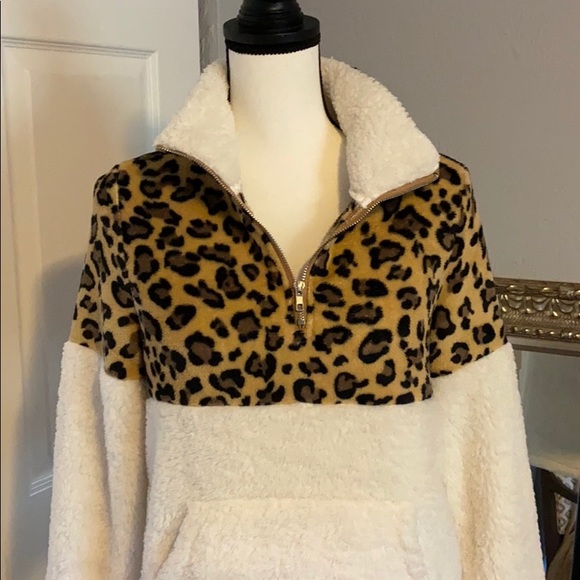 NEW C&D&M fleece leopard pull over❤️ - Picture 2 of 8